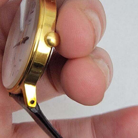 Vintage Watches Timex Quartz Gold Case Watch with Bold Dial & Leather Band - Picture 10 of 10